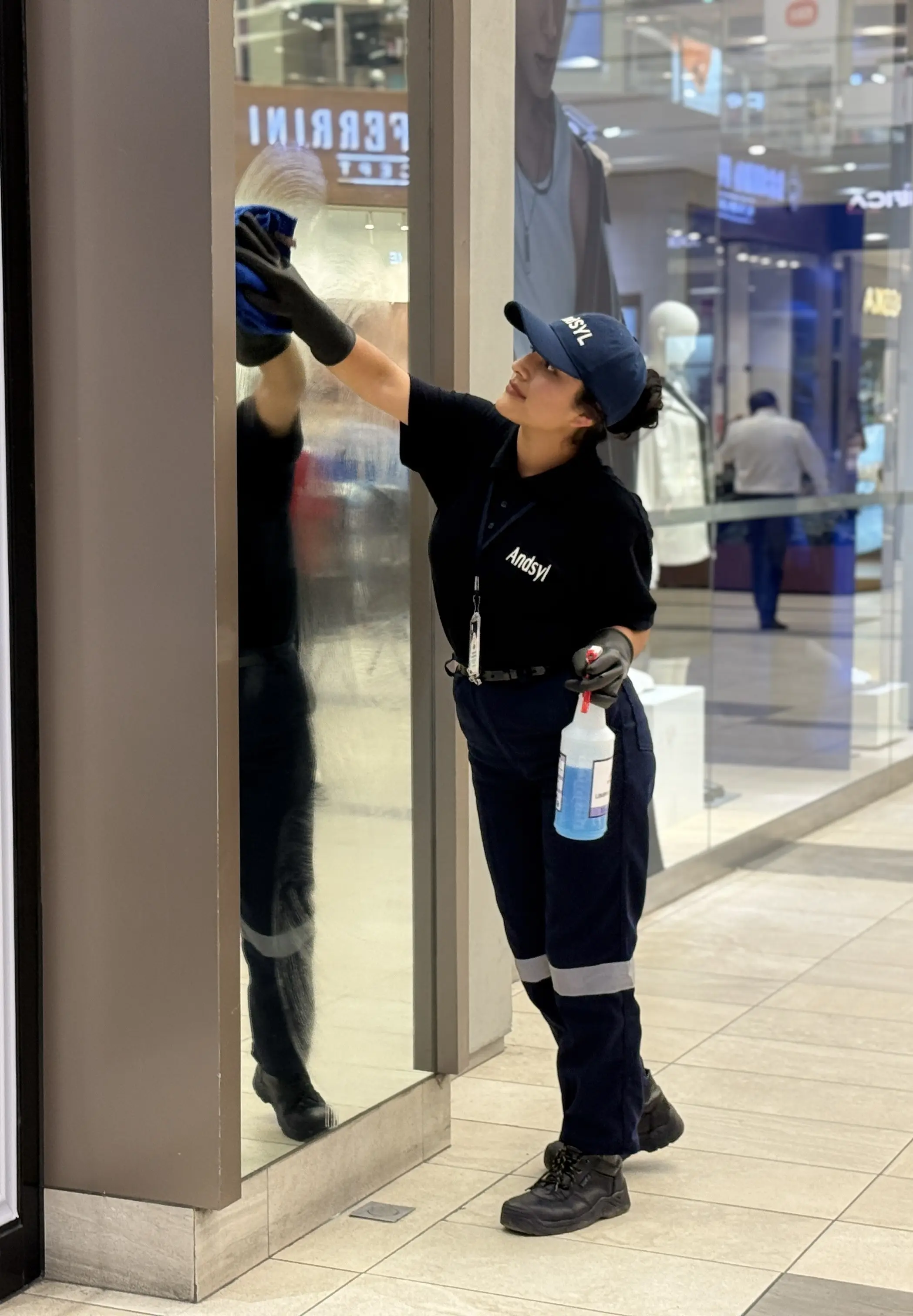 Personal especializado de ANDSYL Perú trabajando en sitio